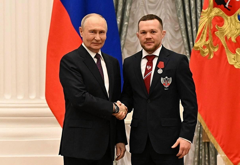 Президент России Владимир Путин наградил четырёх спортсменов Русской медной компании